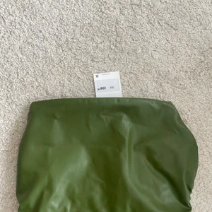 Korsett-body i skinn från Zara! - Säljer denna helt oanvända bodyn med lapp kvar från Zara i storlek S! Köpt för 299 säljes för 190! Superfin grön färg och är i skinkinnliknande material.