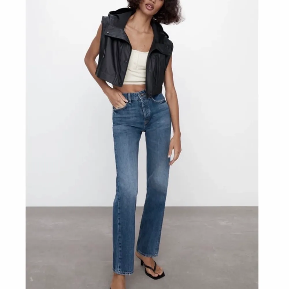 Raka jeans från Zara i storlek som är helt oanvända med prislapp kvar! Storlek 40. Jeans & Byxor.