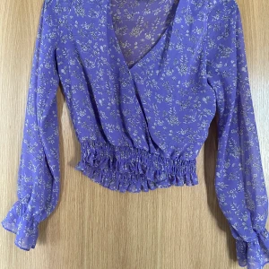 Fin blus storlek XS - Superfin omlott blus från bikbok i storlek XS men passar även S!  Inga synliga fel🌸 Tunnt skönt material som andas väldigt bra på sommaren och våren! 