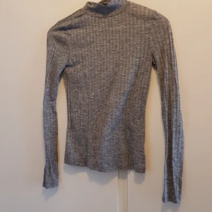 Topp med kort polo - Storlek S. Långärmad grå topp. 
