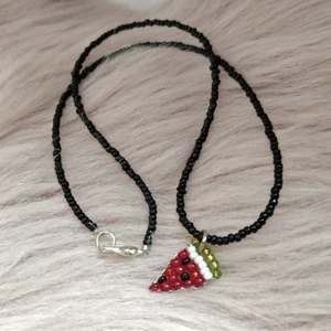 Pizza 🍕 halsband - Handgjort halsband med pizzaslice som hänge 🍕