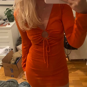 Klänning från zara - Så fin klänning från Zara. Använd en gång! Nypris 599kr