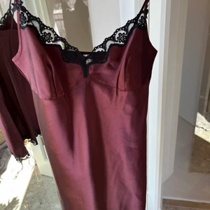 Röd spetsklänning  - Bra skick, röd spetsklänning med spets !