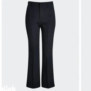 Kostymbyxor bikbok - Säljer nu mina knappt använda kostymbyxor från älskade bikbok . Jag råkade köpa dom i en förstorare storlek så har enbart använts 1 ggn. Köparen står för frakten 💗💗💗