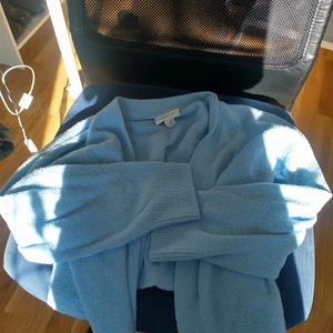 kofta - sööööy kort kofta från Monki ljusblå