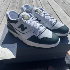 New balance 550 White dark green  - Säljer ett par sprillans nya New Balance 550 i färgen White Dark green. Aldrig använda. Det ingår ett par extra snören i färgen grön. Frakten ingår i priset men går även bra att mötas upp i Växjö eller Jönköping.☺️ 