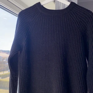 Svart stickad tröja - Säljer denna stickade tröja som jag använt 1 gång, det var fel storlek och jag hade tagit bort alla lappar.