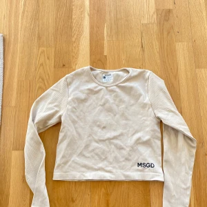 Träningströja - Liten i storlek, mer som en M. Beige, aldrig använd