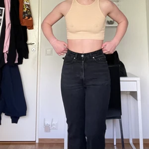 Weekday jeans Rowe modell - Svarta Rowe-jeans i storleken 26/30🥰 Knappt använda, frakt ingår inte i priset