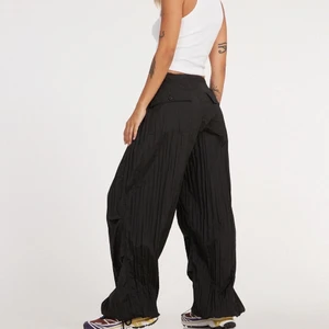 Parachute Pants - Säljer dessa trendiga och slutsålda parachute pants från motel rocks i storlek Small! Helt nya, lappar är kvar (glömde returnera i tid)🥰