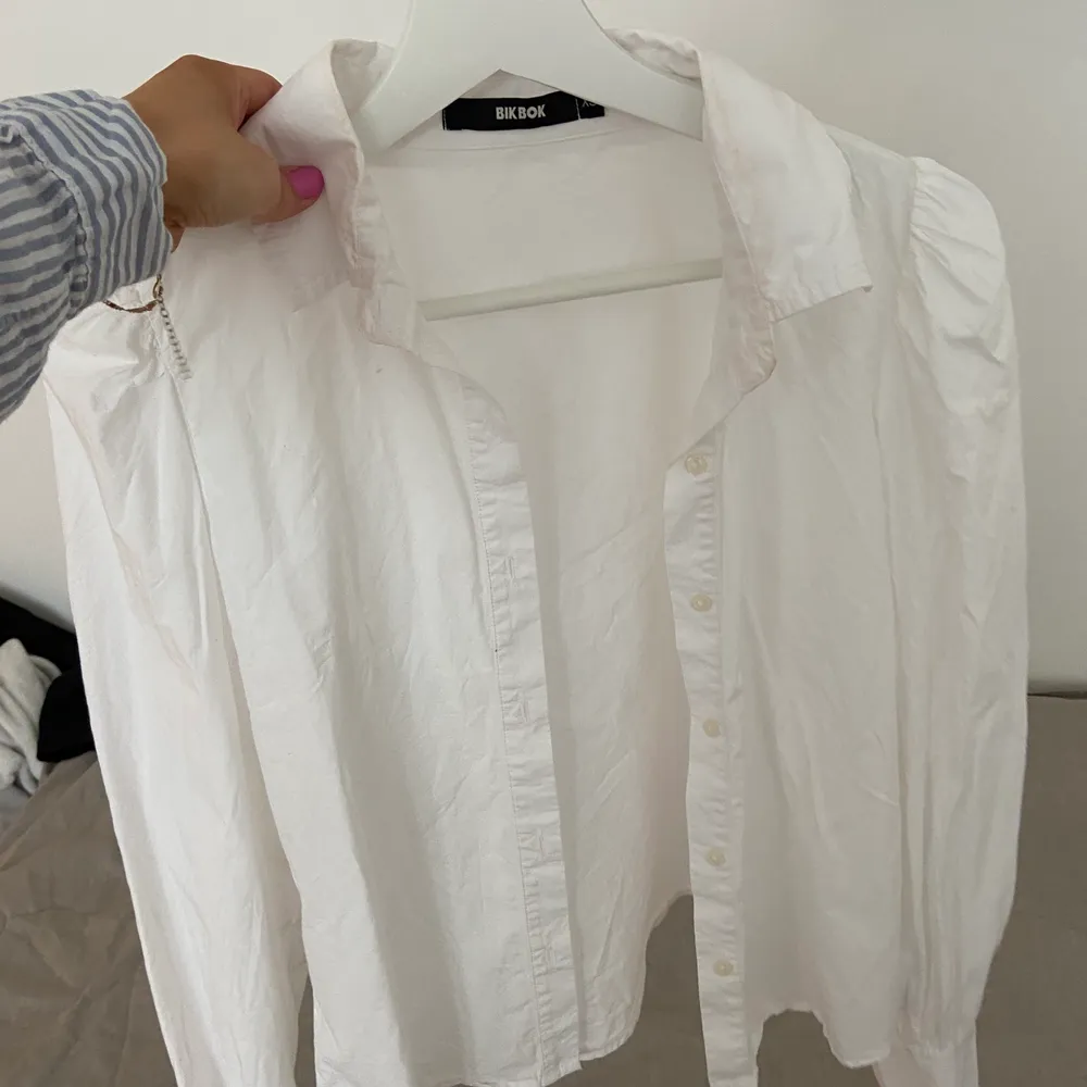 Fin vit skjorta från Bikbok. Bra skick. Skjortor.