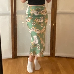 Tunn polyester kjol - Betala bara för frakt. Väger om du är intresserad