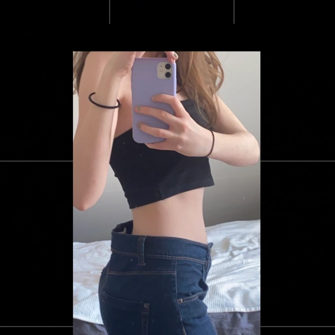 Ett par lågmidjade jeans i mörkblå färg - 90