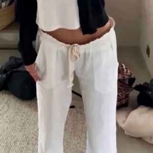 Roxy linnebyxor - BUDGIVNINGEN SLUTAR PÅ TISDAG KL 20. Köp de direkt för 600+frakt. Säljer i alla fall ett par jätte fina linnebyxor, har hittat ett nytt par som jag kommer köpa istället. Har bara blivit testade och köpte de ifrån plick. Hör av dig vid frågor eller fler bilder🥰