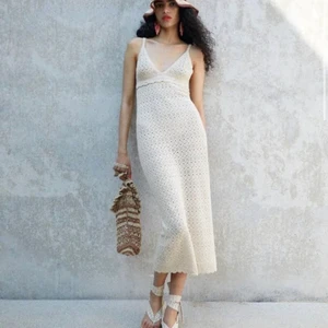 Stickad klänning från zara  - Perfekt för studenten!! Funderar på att sälja denna fantastiska stickade klänning från Zara då den ej kommit till användning. Säljer bara vid ett bra bud❤️ stolek S använd 1 gång. Skriv bud i chatten 