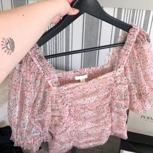 Topp - En jättefin och romantisk topp! Använd max två gånger! Säljer pga att det inte är min stil!