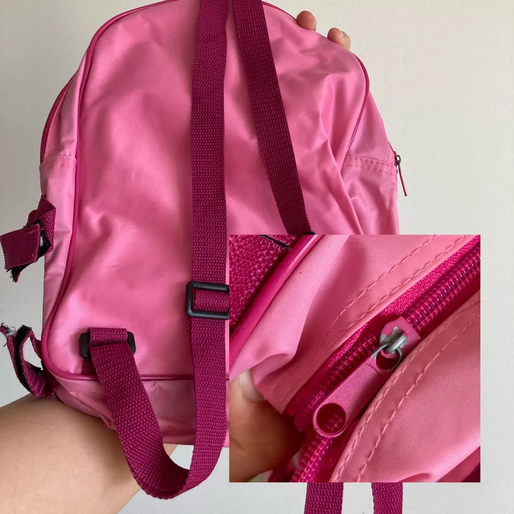 10/10 ryggsäck i härligt rosa färg med somrigt tryck samt de klassiska karaktärerna - BRATZ! Ryggsäcken är ca 24x30x10 cm. Frakt tillkommer. Jag ansvarar inte för postens slarv.. Väskor.