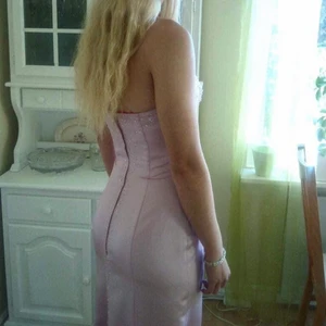 Rosa balklänning  - Rosa balklänning med fina detaljer av pärlor & paljetter 