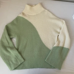 Grön och vit turtleneck - Jättefin grön och krämvit turtleneck från ASOS som knappt har använts.