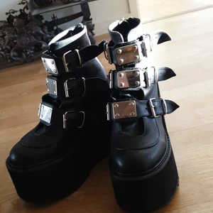 Demonia Swing 105 - Säljer mina underbara demonia swing 105 black skor. Köpte de för 1800 kr. Bra skick men är lite slitna på undersidan. De är i storlek 8/9. Säljer pga att jag inte använder dem längre. Köparen betalar för frakten och skicka gärna ett meddelande om du vill 