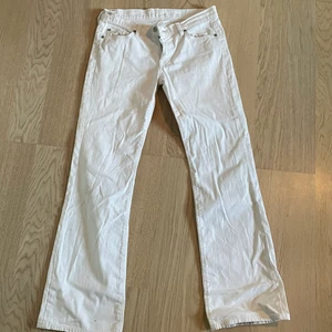 vita lågmidjade jeans  - vita lågmidjade jeans som passar perfekt till sommaren, köpte på Sellpy men märket är ”7 for all mankind”. Lite smutsiga längst ner (se bild 3) men annars inga defekter.