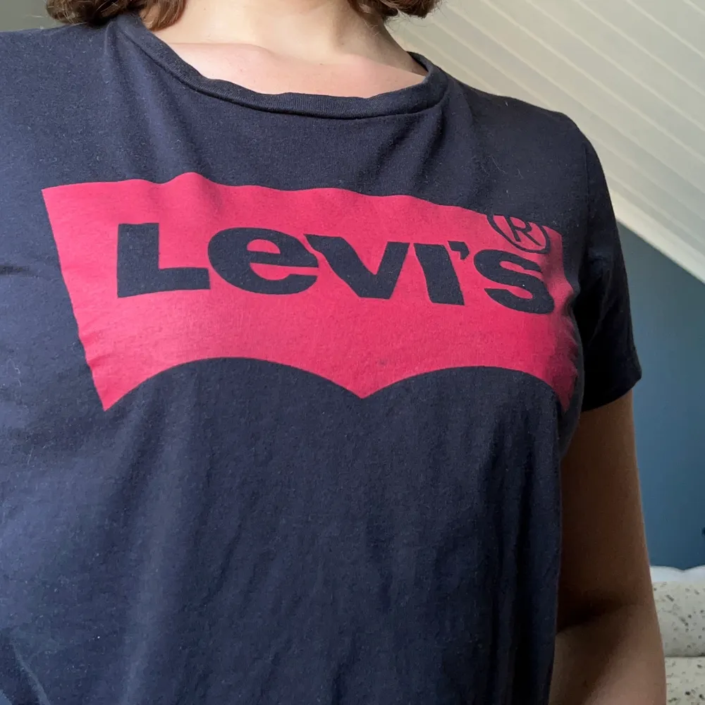 Denna stiliga Levis t-shirt i storlek S säljes för 80kr + frakt. T-shirten är i mycket gott skick och passar till det mesta🌟🤟🏼. T-shirts.