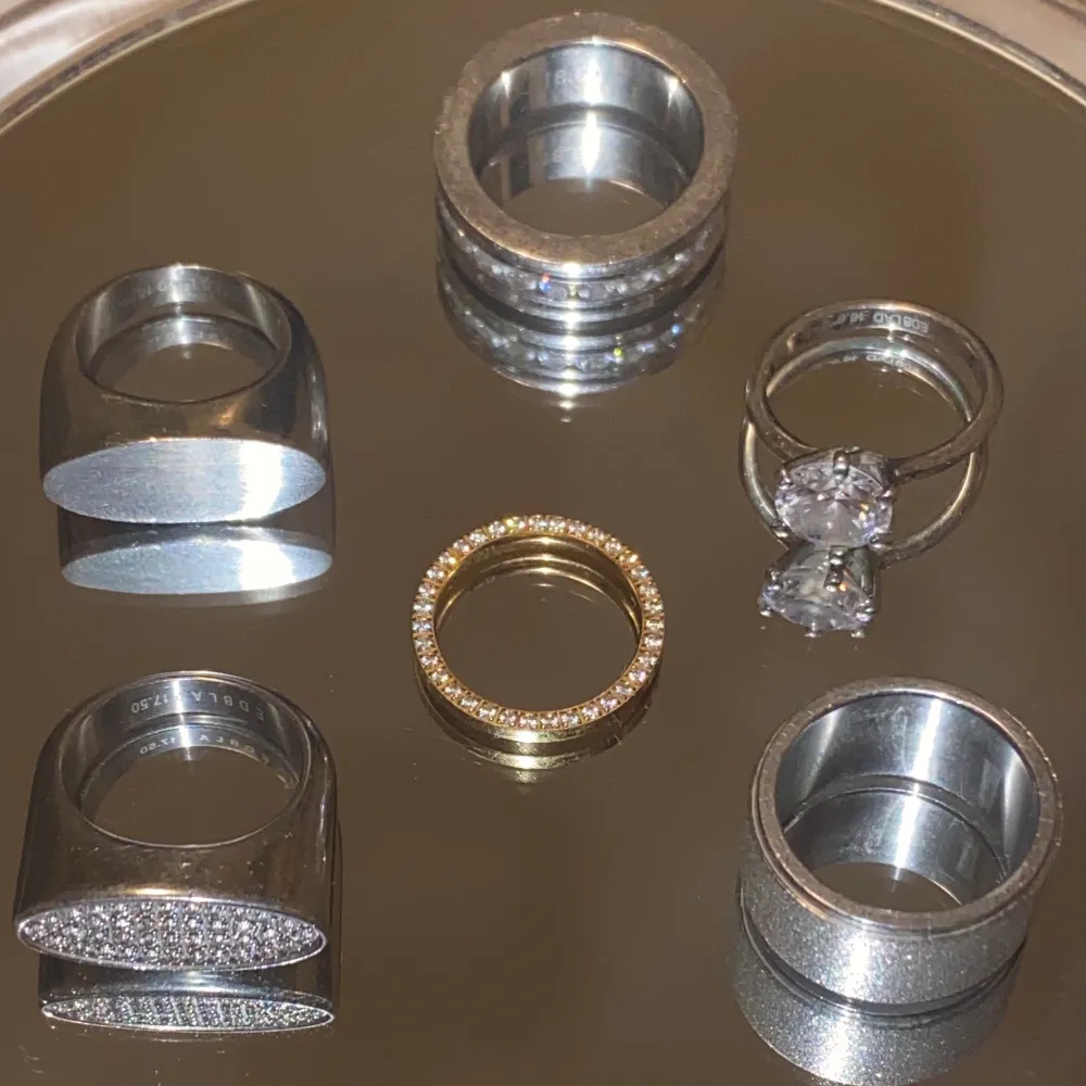 6 stycken super snygga ringar från Edblad. Vill man köpa alla ringar så får man dom för en klumpsumma (800kr). Annars så kostar dom 150kr per styck. Storlek på ringarna är:  Från storlek 16,0 till 18,5 Har du nån fråga så fråga på. . Accessoarer.