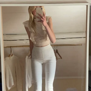 Bikbok blus - Helt oanvänd blus från bikbok. Alltså nyskick verkligen jättefin men tyvärr inte min stil, 130 kr + frakt 💕