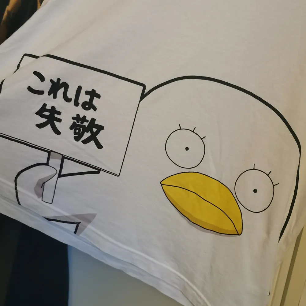 Säljer denna söta Gintama t-shirten då jag har alldeles för många t-shirts, speciellt anime t-shirts. ☁️ Har använt många gånger men den är fortfarande i bra skick. Köpt på UNIQLO för kanske 2 år sedan för ca. 199kr. ☁️ På tröjan står det 