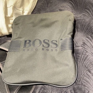 Hugo boss väska - Helt ny, inga skador på den. Original pris 1.100 kr 