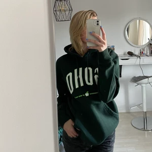 Grön hoodie - Säljer denna gröna hoodie från H&M i storlek small, aldrig använd därför mycket bra skick! Skriv privat för fler bilder eller frågor. 
