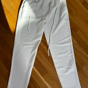 Vita byxor  - Vita byxor från Mango i storlek S. Endast använda vid 1 tillfälle en väldigt kort stund. De är i toppskick, inget att anmärka på. Höja i midjan, går till naveln på mig. 94% polyester/6% elastan. 362kr inklusive frakt 