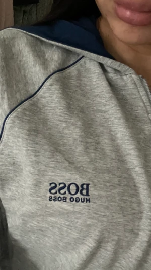 Hugo boss kofta - Knappt amvänd tunn hugo boss kofta i storlek M, med luva som är blå inuti. 