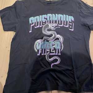 T-shirt - Säljer denna gina tricot tröjan som jag aldrig använder för 60kr i storlek S, Den har inga hål eller så och är i ganska så bra skick! Priset kan diskuteras!!!!!! ska kolla vad frakten blir också men runt 40-60kr Skulle jag tro!!! 