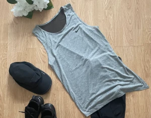 Nike träningslinne - Fin Nike träningsset, träningslinne S och keps.Tyvärr så har den inte kommit till så stor användning för mig och hoppas att den får en ny ägare. Se mina övriga aktioner! ❤️