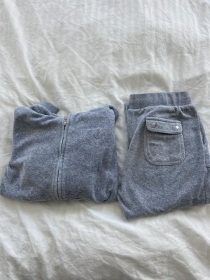 Juicy Couture sett - Säljer mitt juicy sett💕 det är i bra skick. Använd några få gånger💕 Skriv för mer bilder. Förskottsbetalning och köparen står för frakten 
