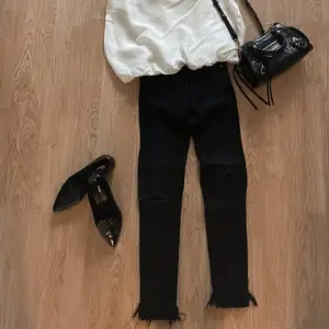 Väldigt fina Jeans, Zara, strl 32. Tyvärr så har de inte kommit till så stor användning för mig och hoppas att de får en ny ägare. Se gärna mina övriga aktioner! ❤️