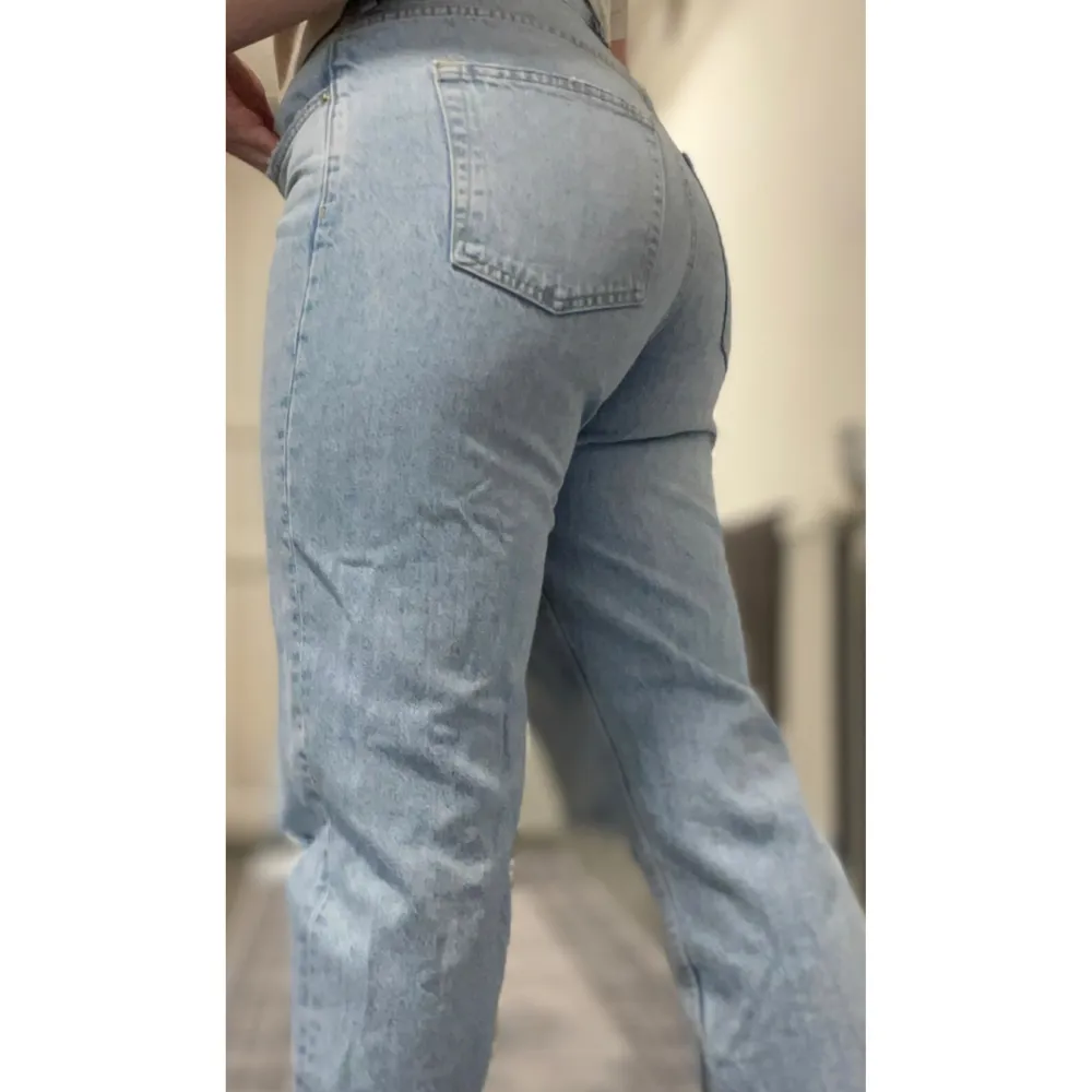 Blåa jeans från Gina! Använda några få antal gånger och därmed bra skick. Det är storlek 40 men kan uppfattas små i storleken. Dom passar mig i längden som är 170cm❣️tvättas innan det postas. Betalning genom Swish! . Jeans & Byxor.