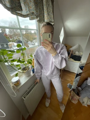 Mjukisset från gina - Ett lila fint mjukisset från gina, strl xs i byxor och s i topp! 