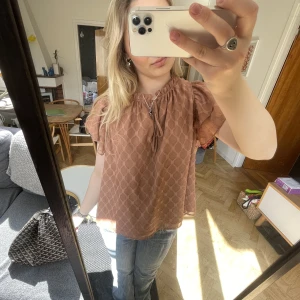 Blus - Sååå snygg blus ifrån Sofie Schnoor, säljer då den inte kommer till användning💕