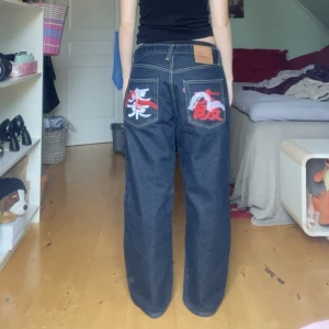 Evisu jeans - Galet najs evisu jeans  Midjemått: 42cm Innerbenslängd: 67cm  De är rätt korta i benen och sitter snyggt på dig som är 160-165 när du låter dem vila på höften 👑