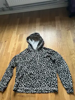 Leopardfärgad hoodie från cubus Stl XS
