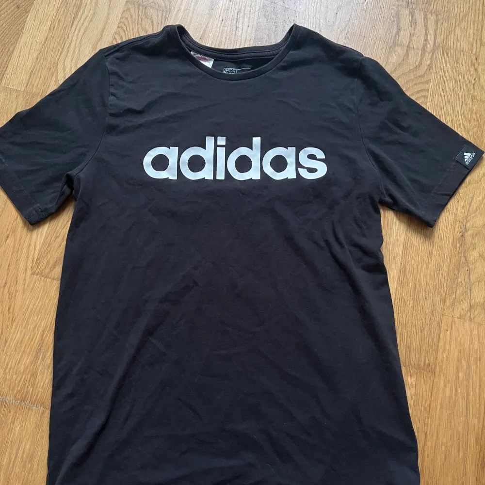 Svart T-shirt från Adidas Stl 164. T-shirts.