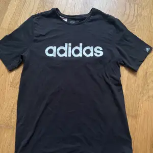 Svart T-shirt från Adidas Stl 164