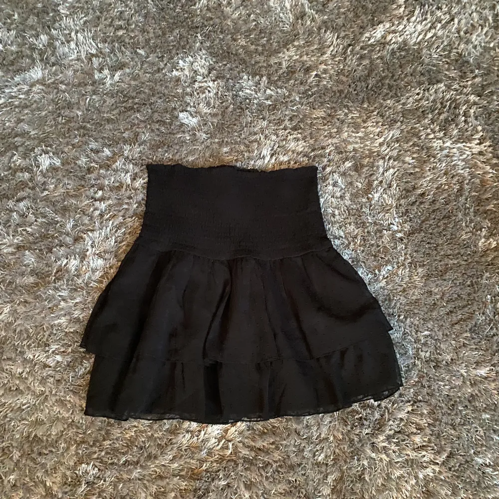 Säljer denna kjol från Gina tricot ”Lizette smock skirt”, köptes från zalando🌟jättesöt kjol som även går att ha som topp, är även bra i längden för mig som är 173🫶 använd fåtal gånger så i bra skick, säljer då den inte kommer till användning💞. Kjolar.