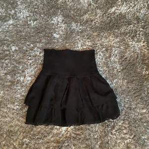 Säljer denna kjol från Gina tricot ”Lizette smock skirt”, köptes från zalando🌟jättesöt kjol som även går att ha som topp, är även bra i längden för mig som är 173🫶 använd fåtal gånger så i bra skick, säljer då den inte kommer till användning💞