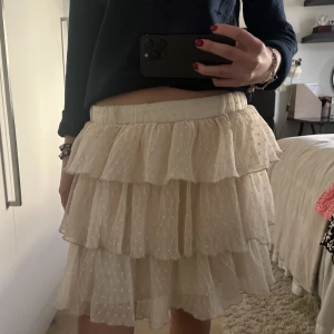 Trendig kjol  - Denna kjolen är perfekt till sommaren och kan användas till både finare och mer avslappnade tillfällen!  