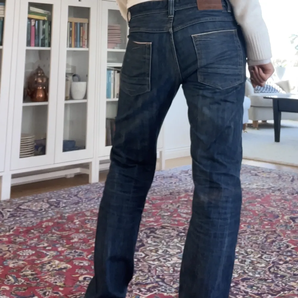 Säljer dessa lågmidjade vintage jeans köpta i Paris för ca 1200kr. Jättesnygga och sköna!🤩 De är långa i benen och jag är 175cm lång. Passa på om ni vill ha en högkvalitativ byxa med låg midja och snygg tvätt!💙💙. Jeans & Byxor.