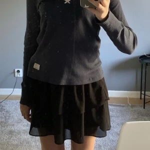 Volangkjol - Svart volangkjol från Chelsea, nyskick, köptes förra sommaren för 400kr om jag inte minns fel