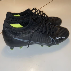 Nike Mercurial - Nike Air Zoom Mercurial Vapor 15 Pro FG  Helt nya fotbollsskor köpta från unisport för 1699kr. Endast använda en träning, säljes för att de inte passade. Box och kvitto finns. Pris kan diskuteras. Kan tänka mig att sälja för 999kr vid smidig affär!